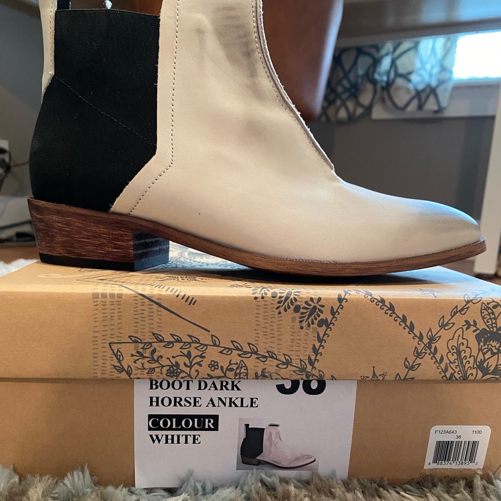 New in box Free people white booties